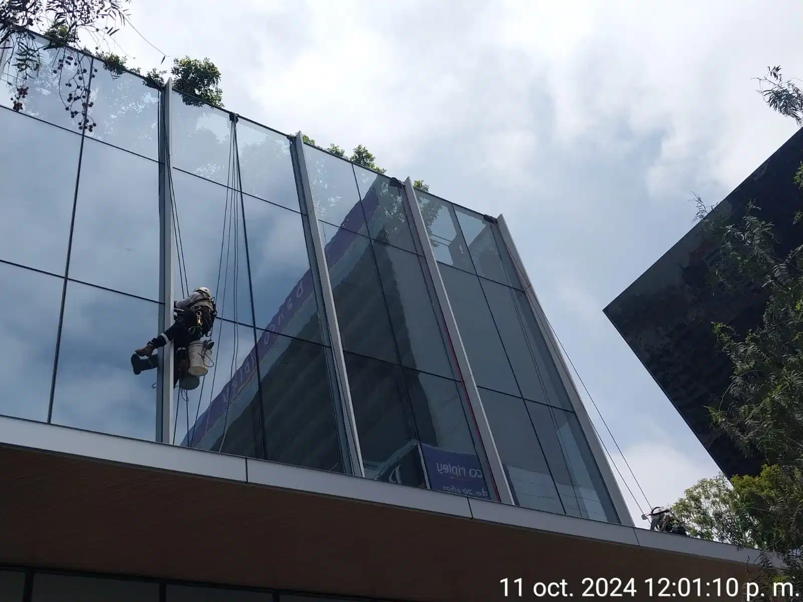 Trabajo en fachada de edificio