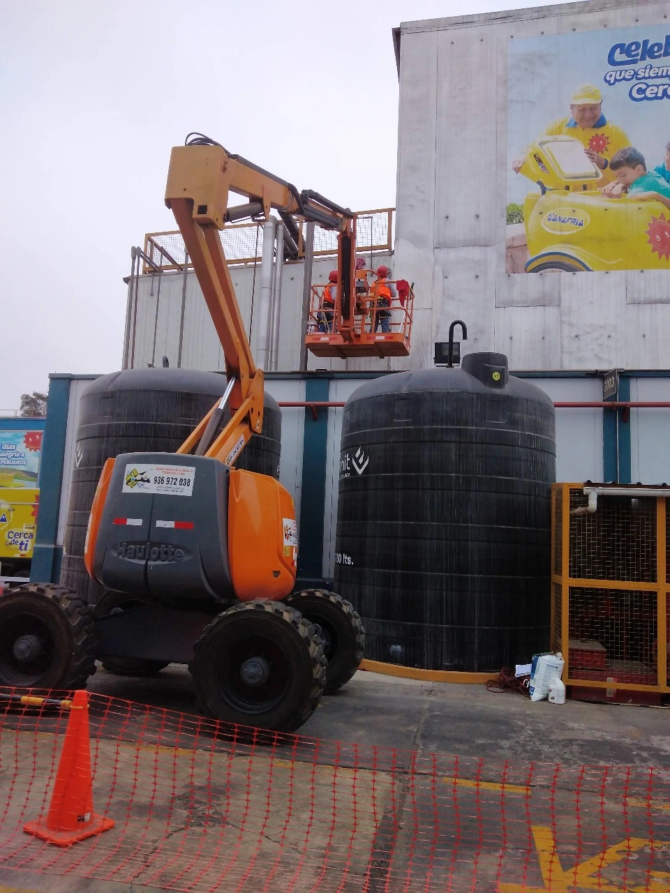 Equipo Escorpion Vertical SAC trabajando en altura