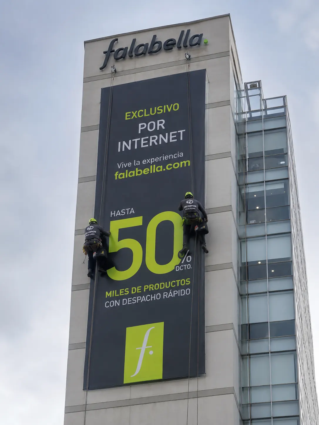 Instalación de banners en altura